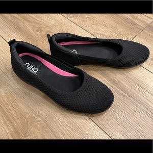 Ryka women’s 10 wide Cheri Surround Fit sports flats in black